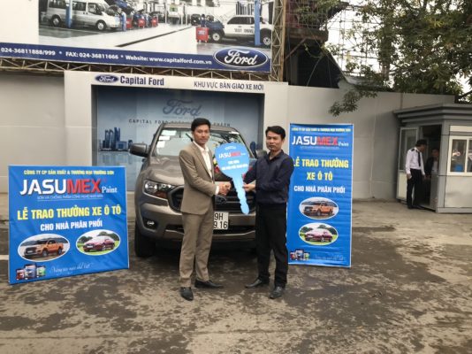Trao thưởng xe cho nhà phân phối